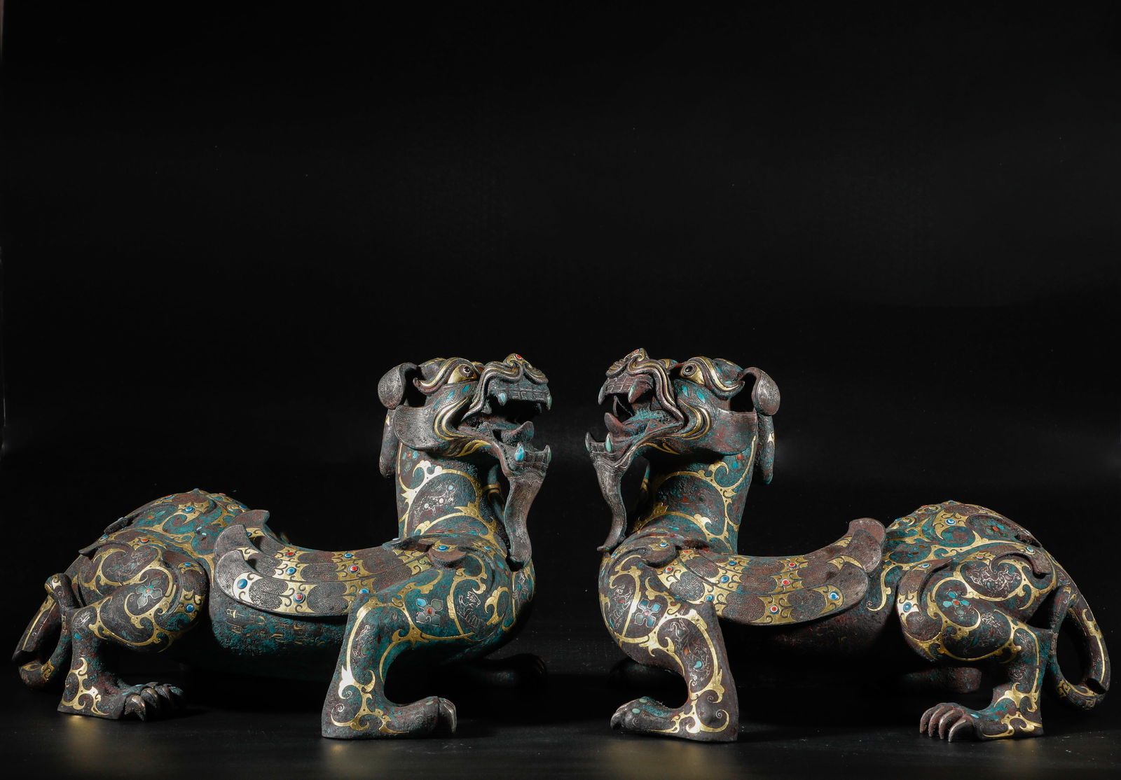 A pair of bronze beasts inlaid with gold from the 3rd century: Height?18cm, width:36cm