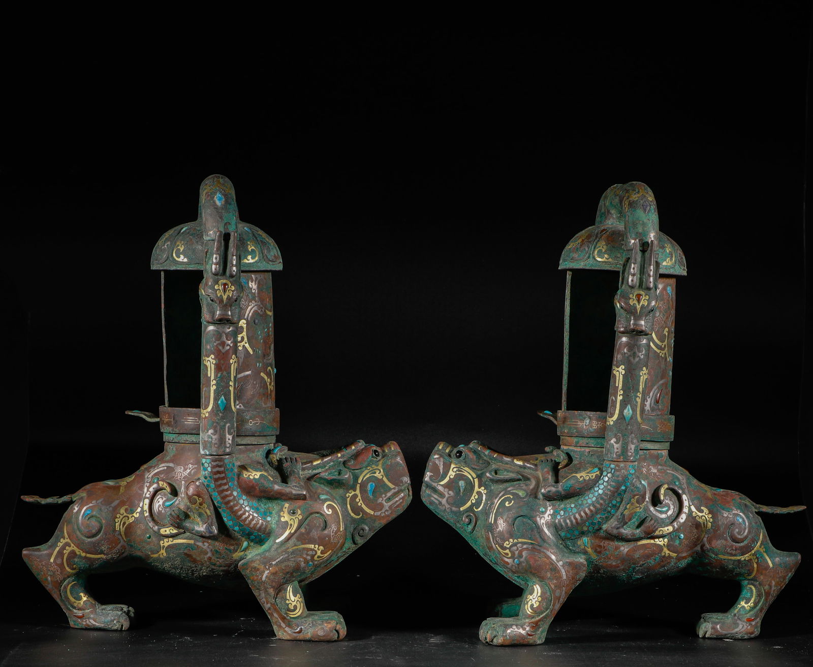 A pair of copper lamps inlaid with gold from the 3rd century: Height?80cm, width:80cm