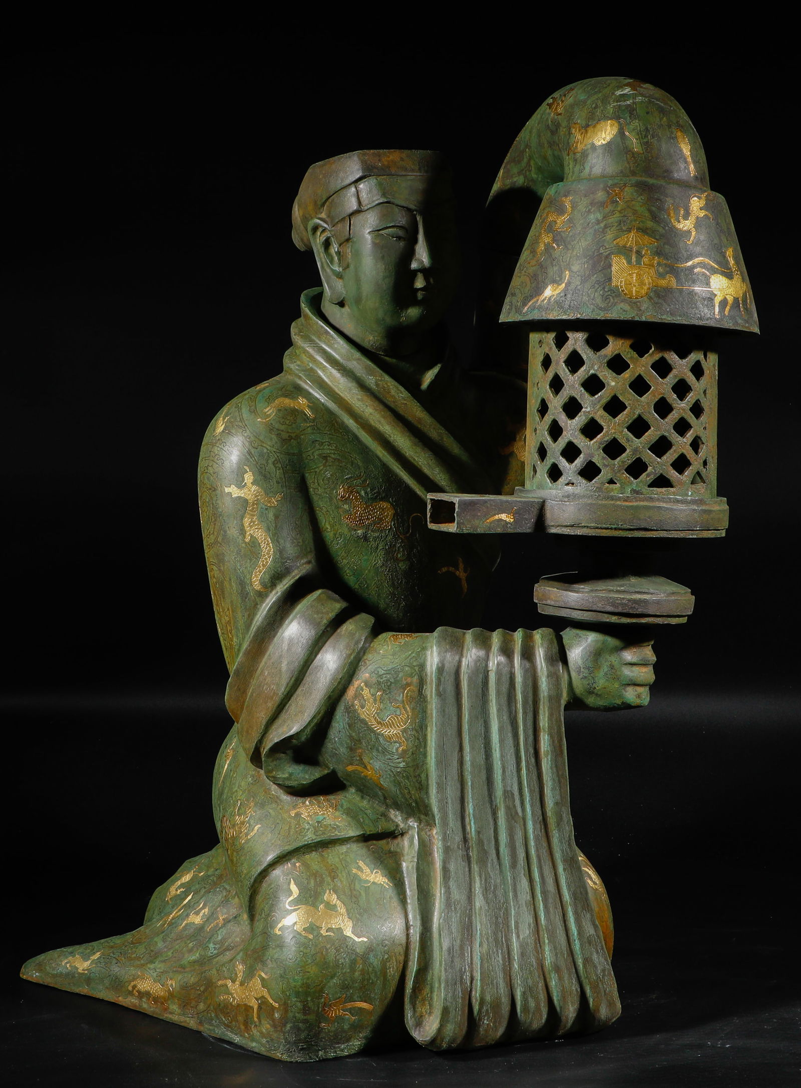 A copper lamp inlaid with gold from the 3rd century (1 of 10)