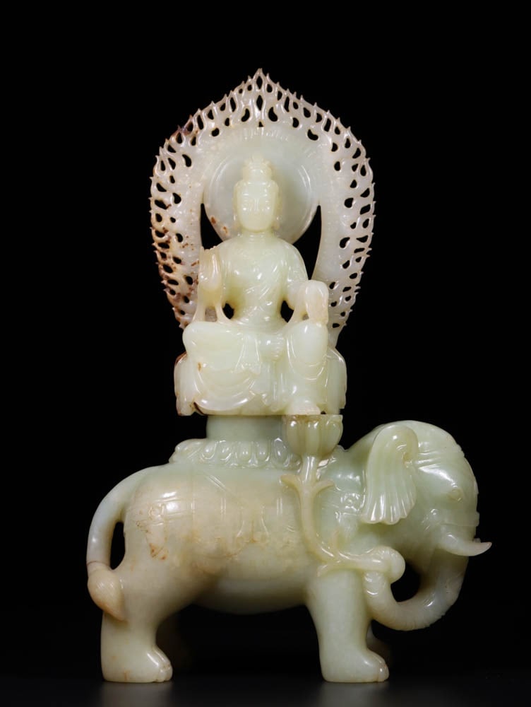 A 15th-century Hetian jade Buddha statue (1 of 9)