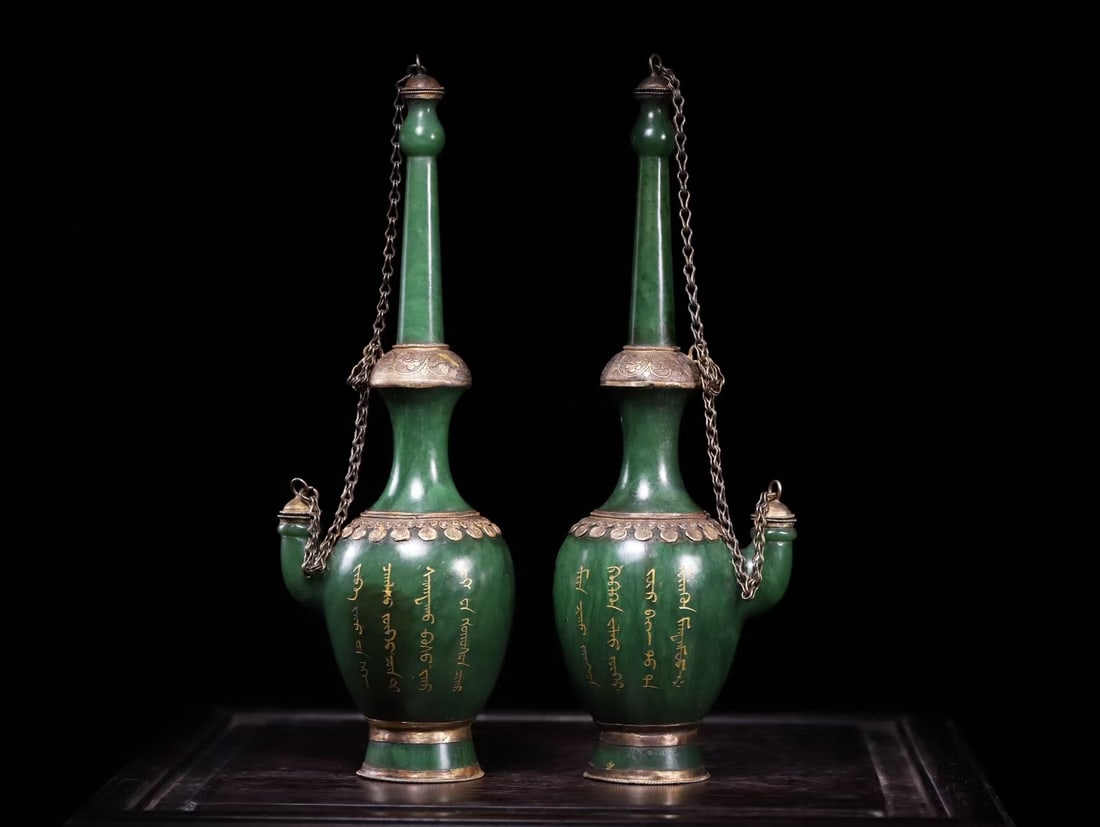 A pair of gold-encased silver clean bottles from the 18th century: Height?40cm, width:16cm