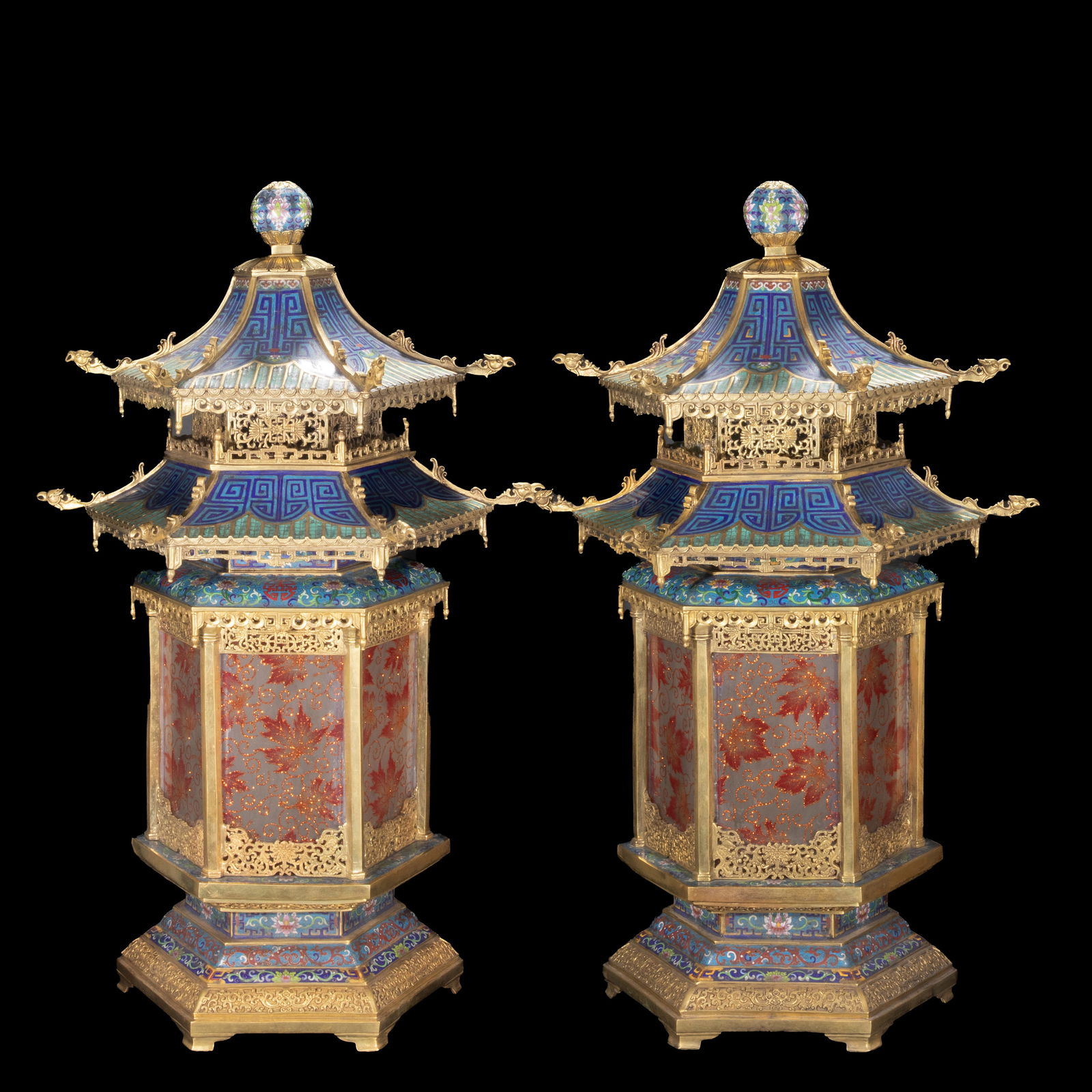 A pair of cloisonne palace lanterns from the 18th century: Height?90cm, width:40cm