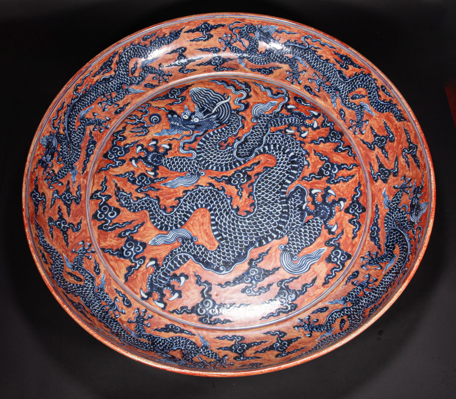 A large plate with dragon patterns from the 15th century (1 of 7)