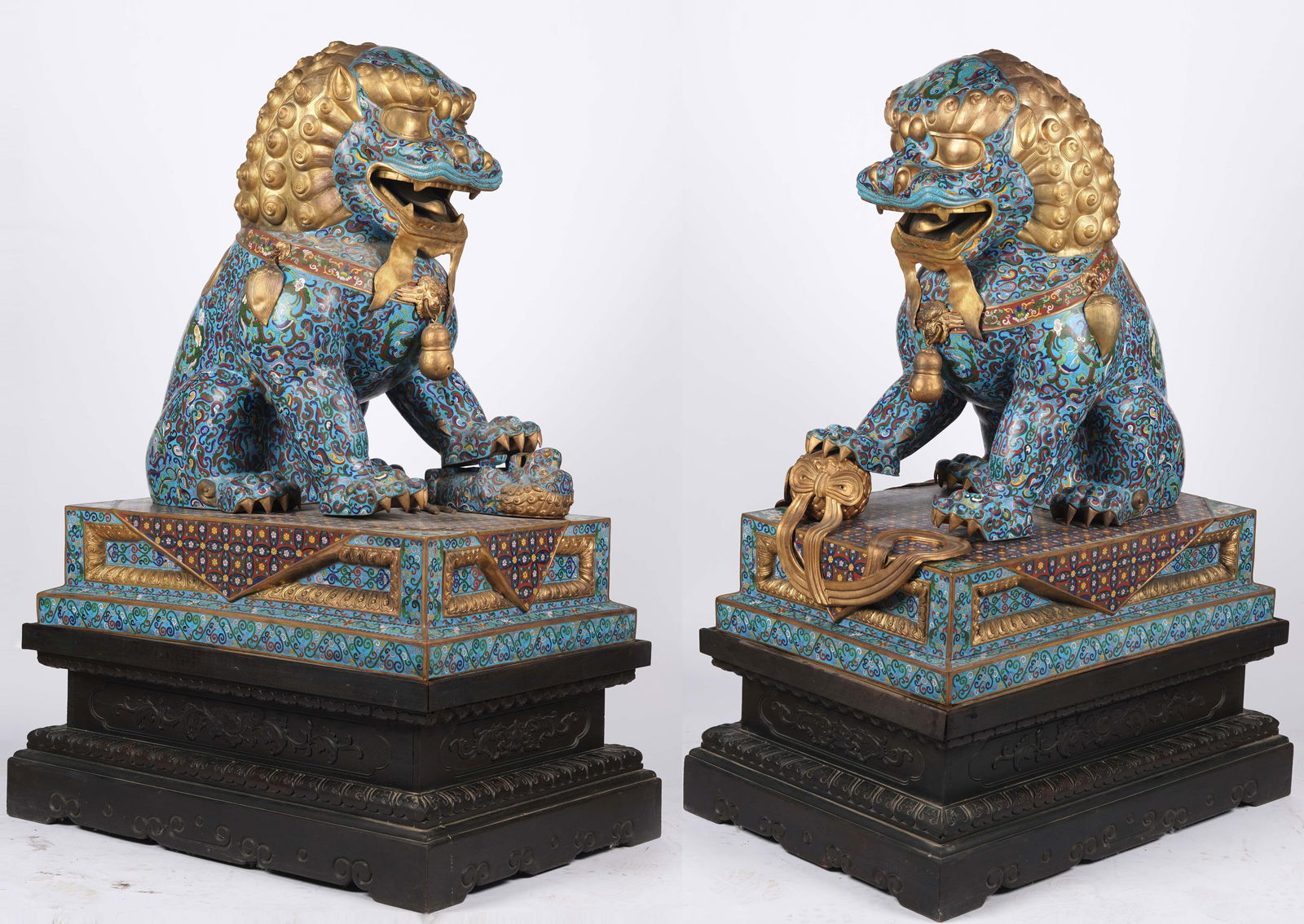 A pair of cloisonne lions from the 18th century: Height?165cm, width?80cm