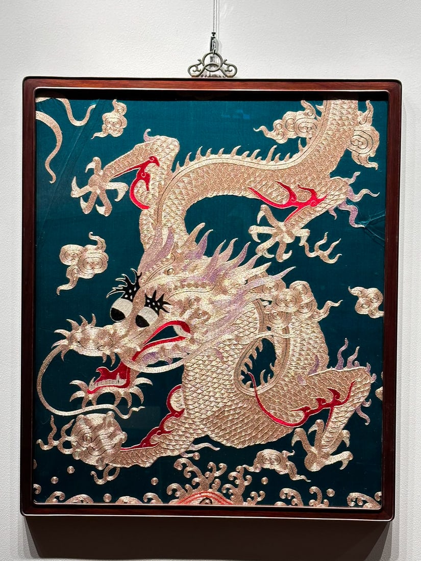An 18th-century embroidered dragon pattern hanging screen (1 of 6)