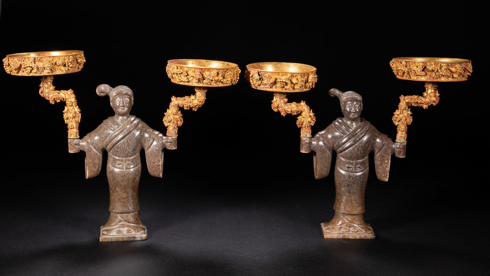 A pair of jade-inlaid gold lamps from the 3rd century: Height?22cm, width?23cm