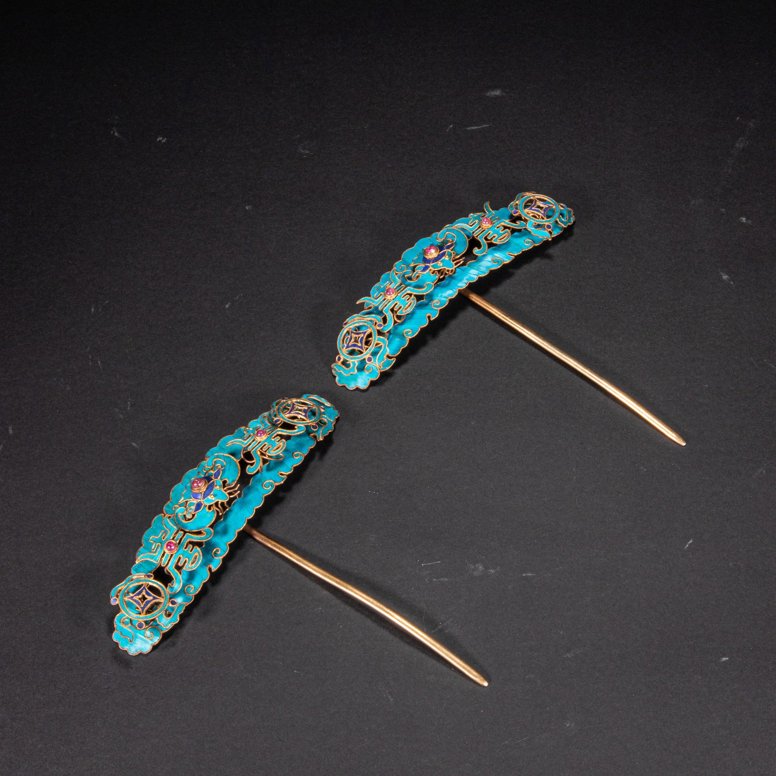 A pair of emerald hairpins from the 18th century: Height?15cm, width?14cm