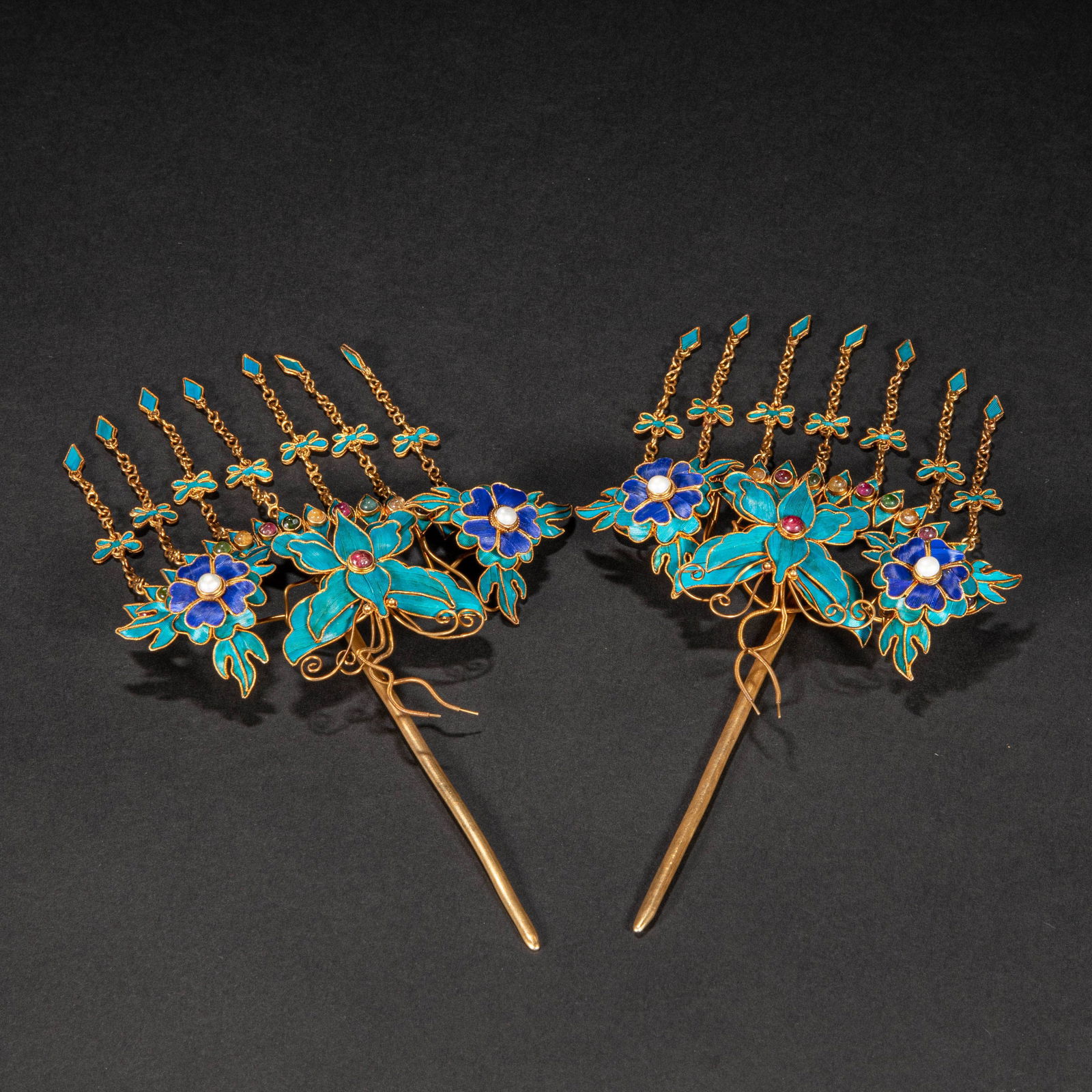 A pair of emerald hairpins from the 18th century (1 of 8)