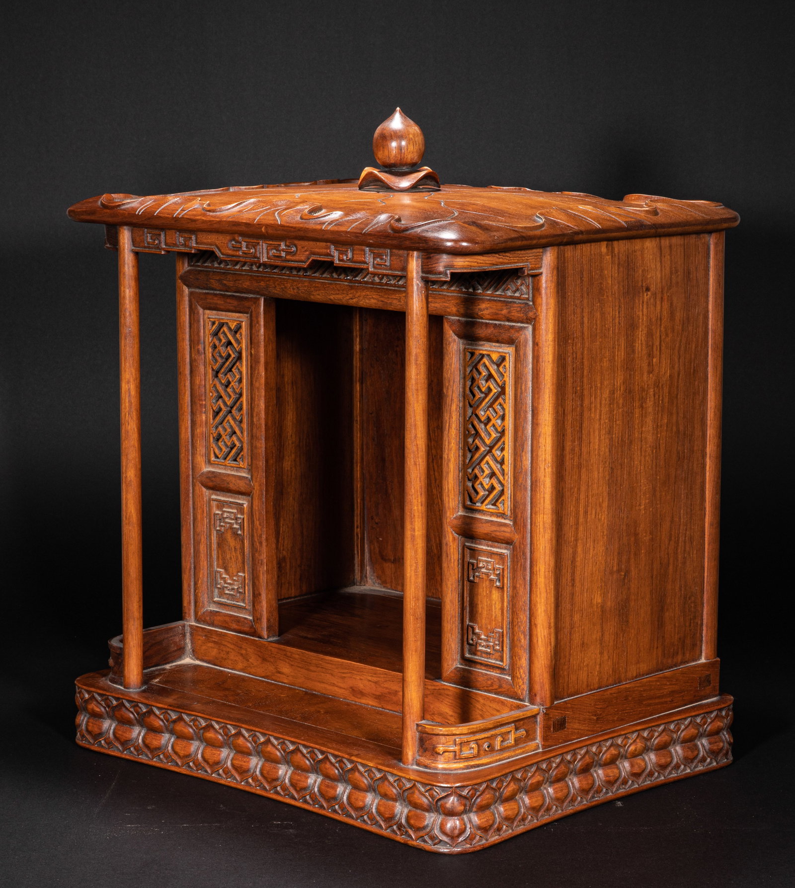 A Buddhist niche made of rosewood from the 18th century: Height?48cm, width?39cm