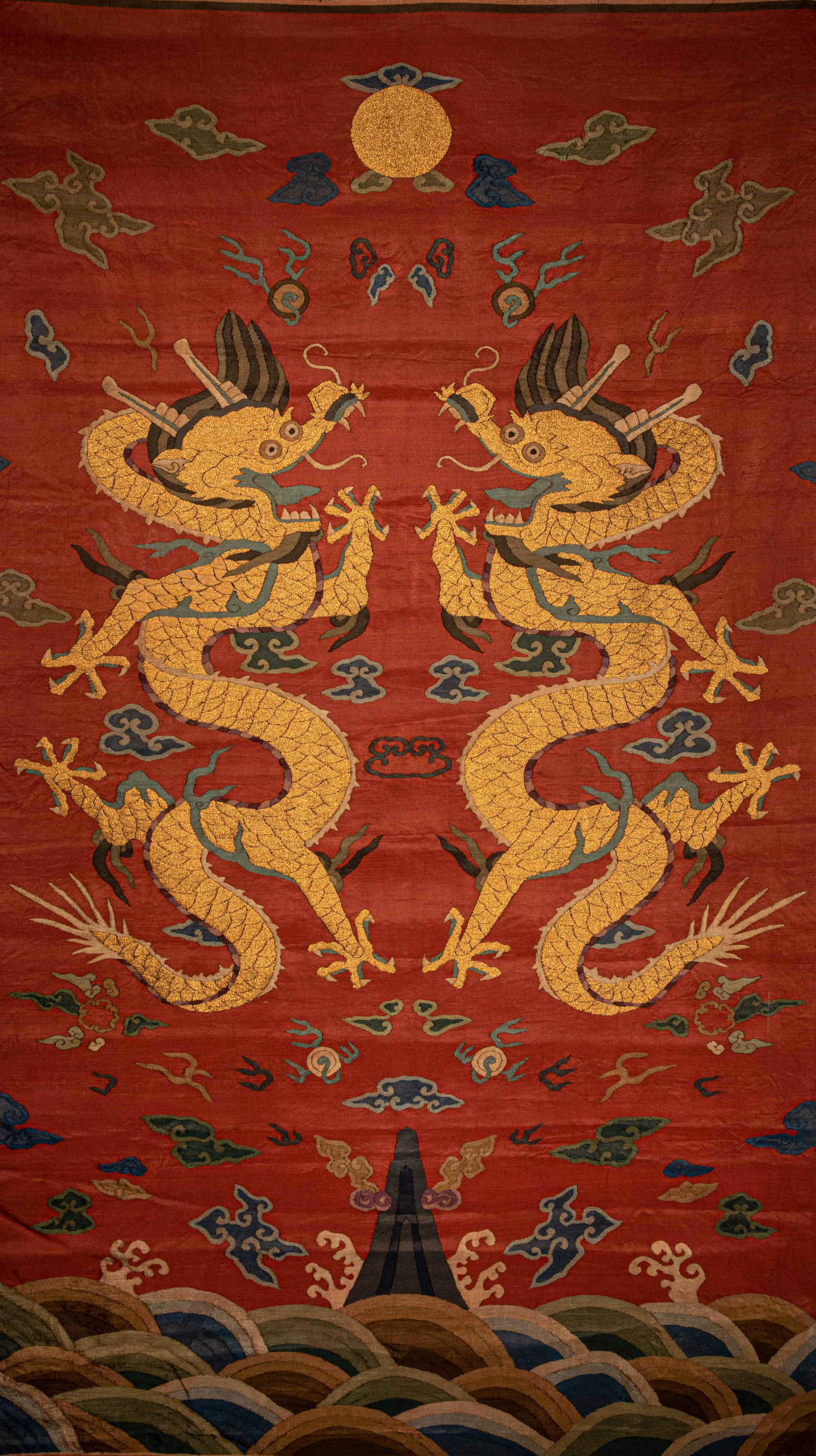 Kesi dragon pattern hanging screen from the 18th century: Height?130cm, width?75.5cm