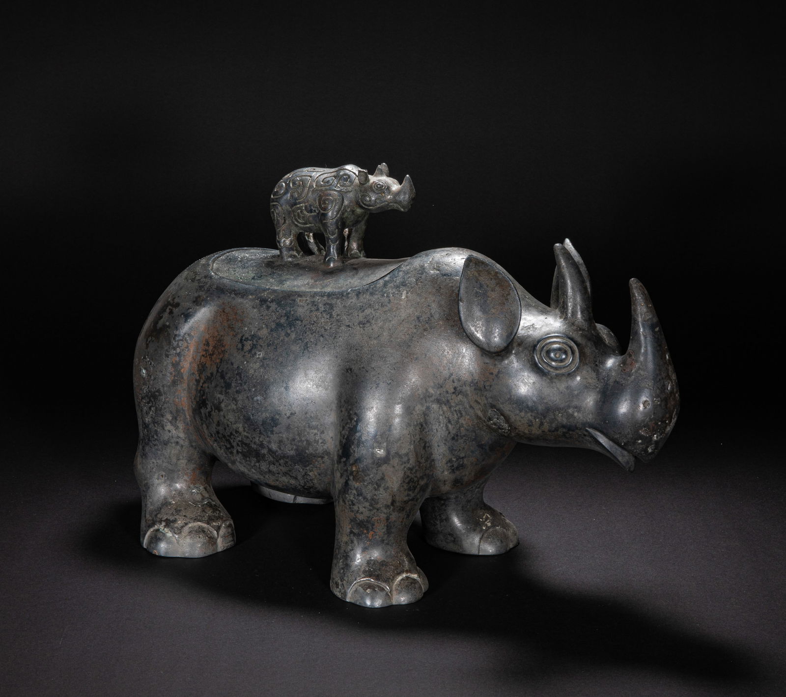 Bronze rhinoceros from the 3rd century (1 of 6)