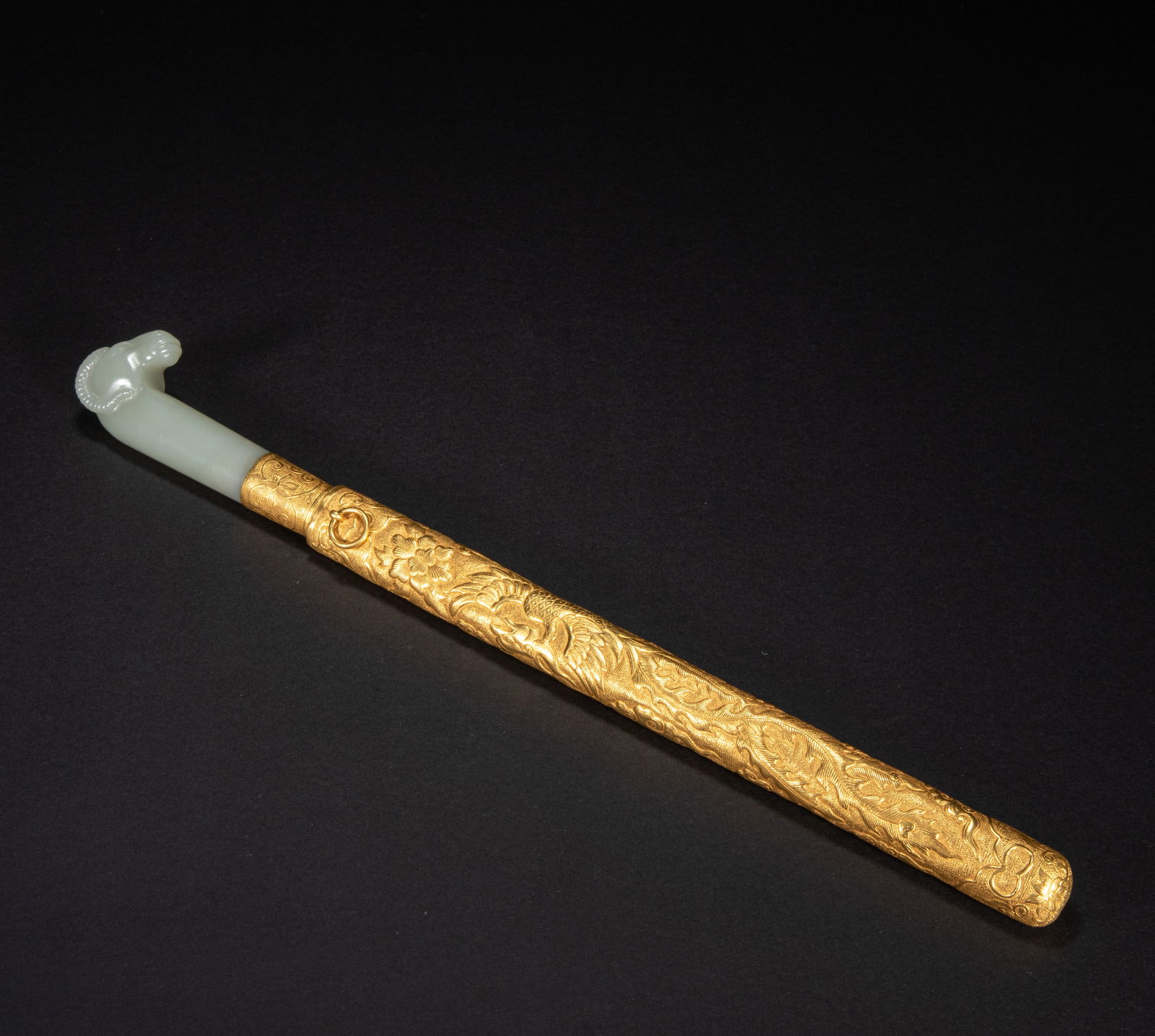 A short knife made of gold and jade in the 18th century (1 of 9)