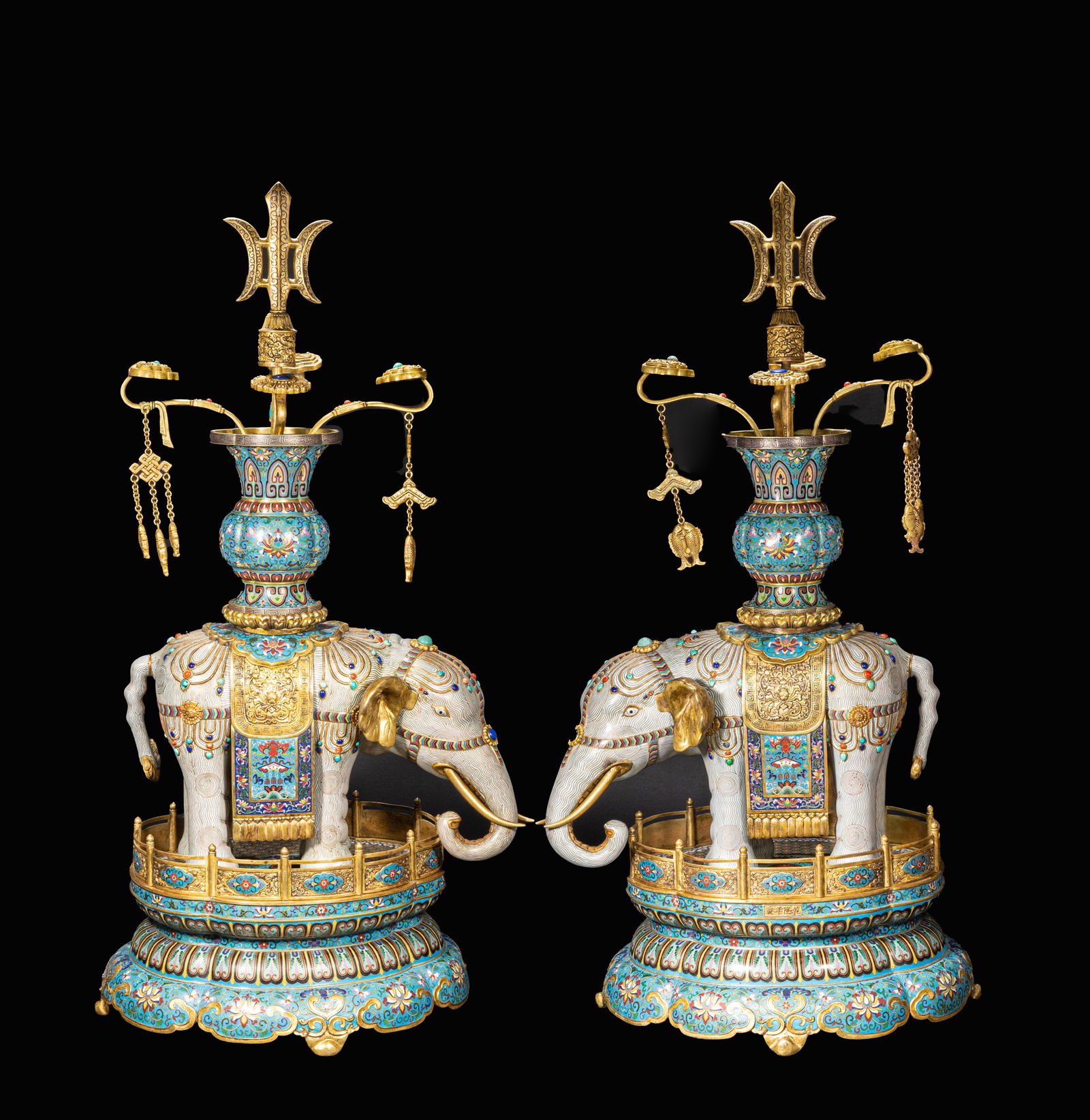 A pair of cloisonne elephants from the 18th century: Height?85cm, width?50cm