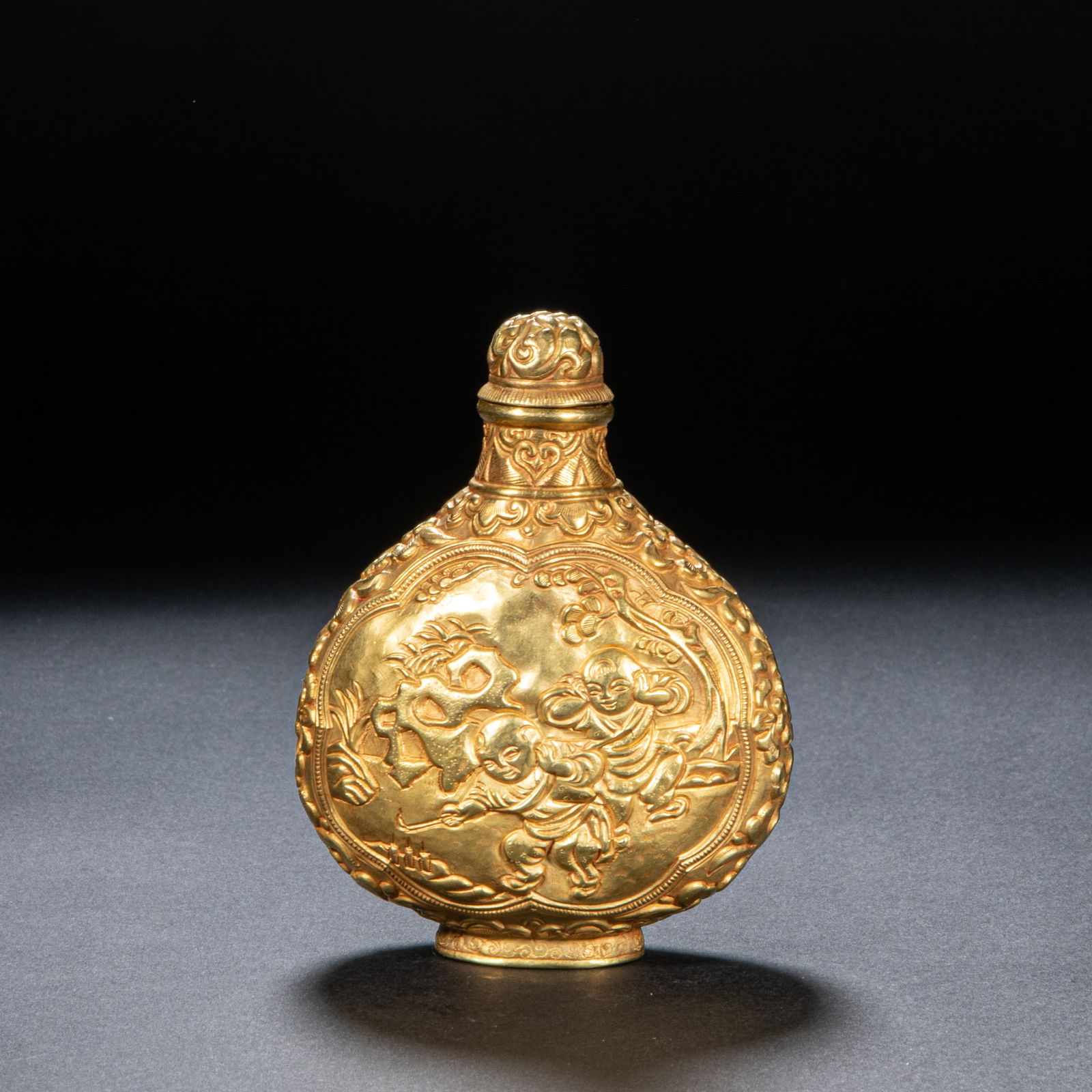 A golden snuff pot from the 10th century: Height?10cm, width?8cm