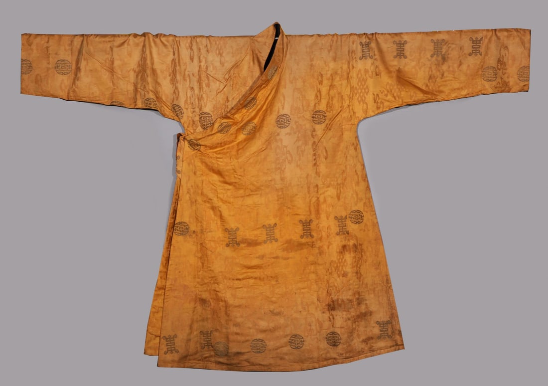 Embroidered cotton robe from the 18th century: Height?152cm, width?242cm