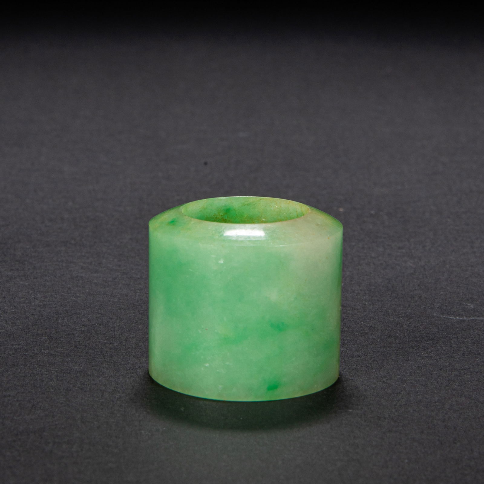 18th-century jade finger ring: Height?2.8cm, width?3.2cm