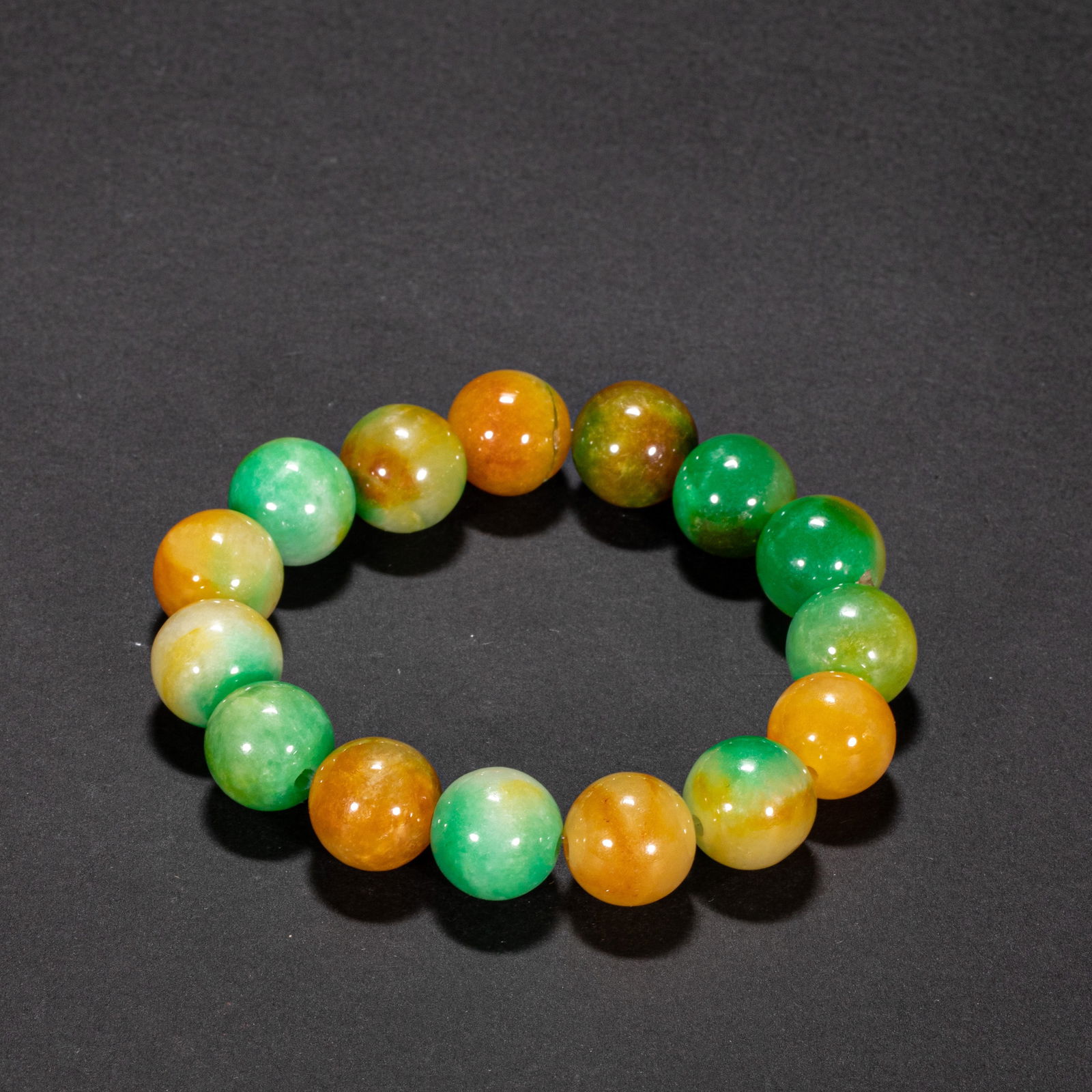18th-century jade bracelet: Diameter: 1.5cm
