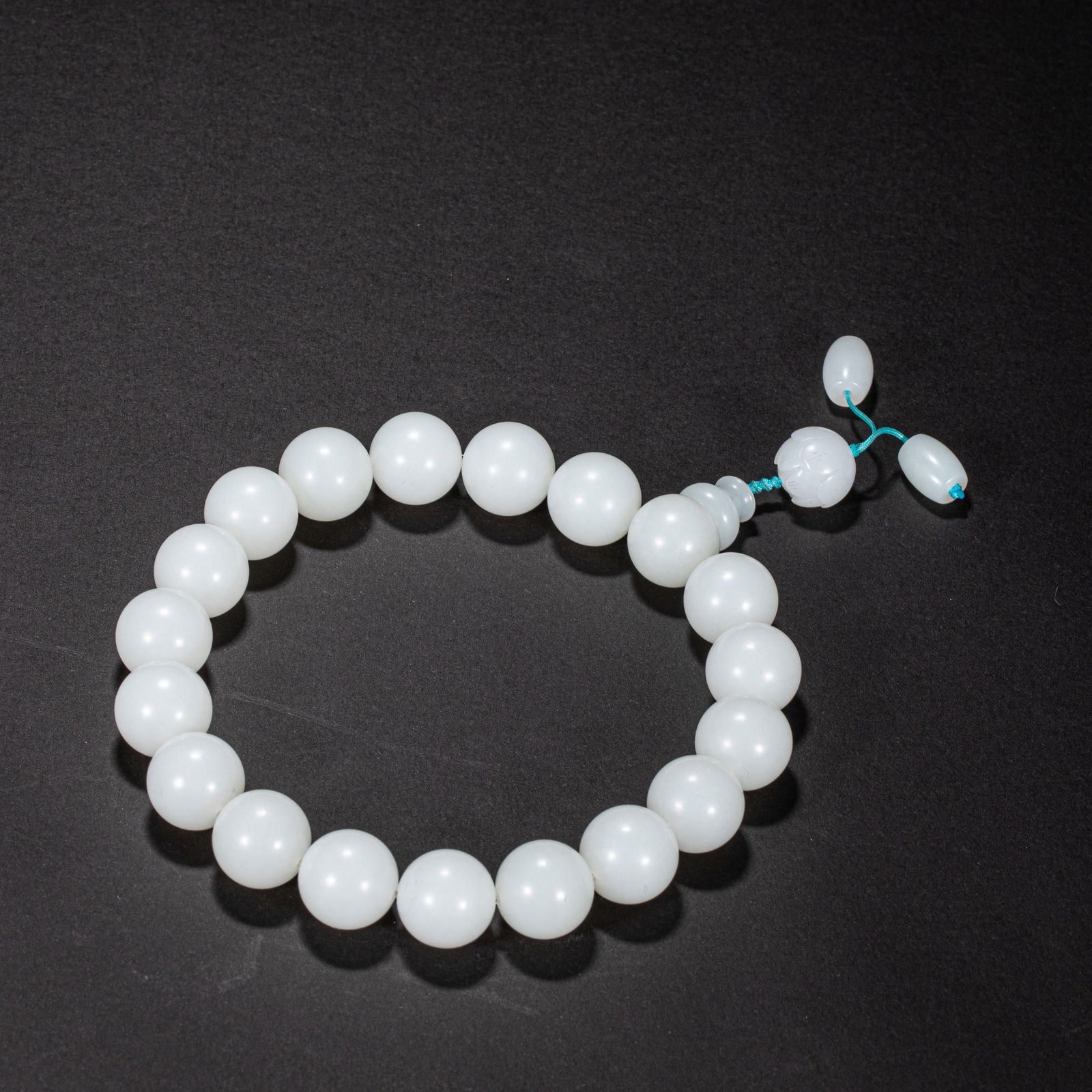 Hetian jade bracelet from the 18th century: Diameter: 1.7cm