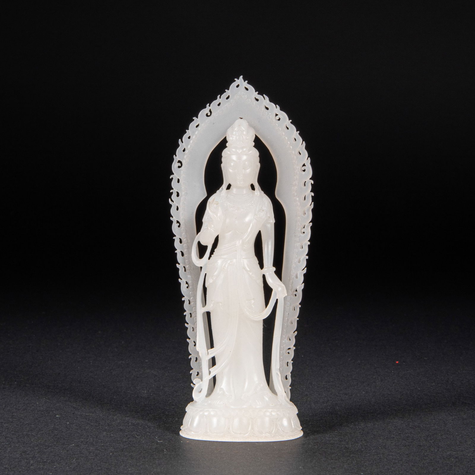 A 18th-century Hetian jade Buddha statue: Height?12.5cm, width?5cm