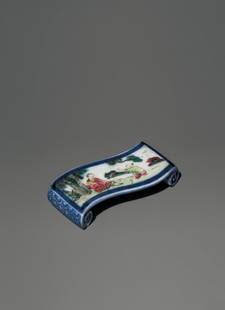 Ink Rest with Famille-Rose Painting of People Peri: Ink Rest with Famille-Rose Painting of People Period: Qianlong Period, Qing Dynasty Size (cm): H1.9x8.6