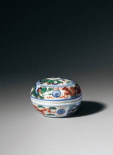 Round Box with Famille Verte Dragon Pattern and Wan: Round Box with Famille Verte Dragon Pattern and Wan Li Mark Period: Wanli Period, Ming Dynasty Size (cm): D 4