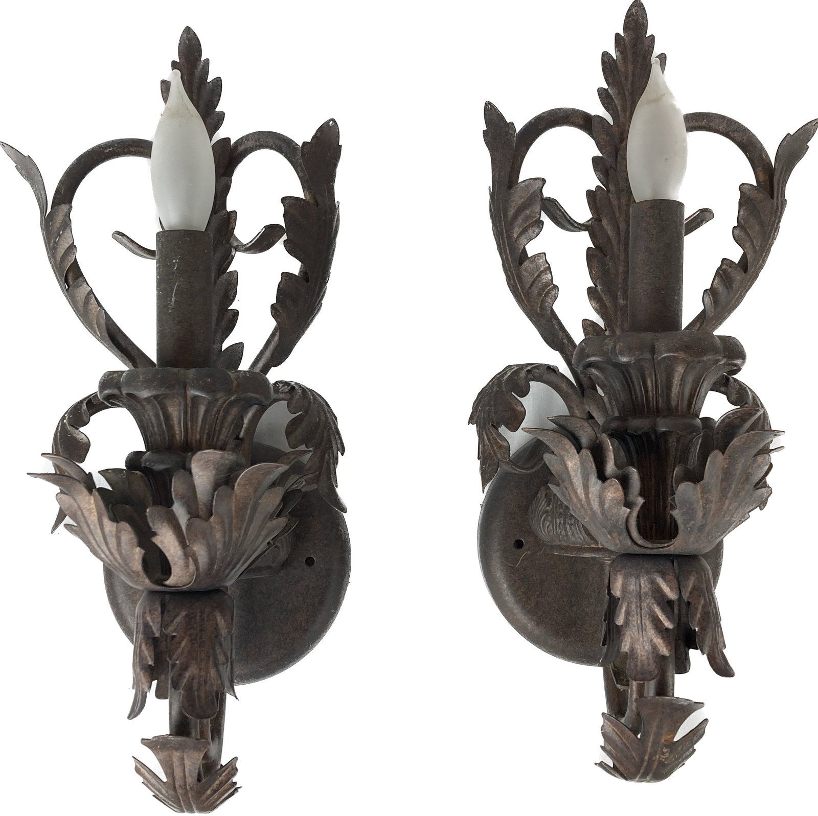 Rococo style sconce pair with acanthus leaf details (1 of 2)