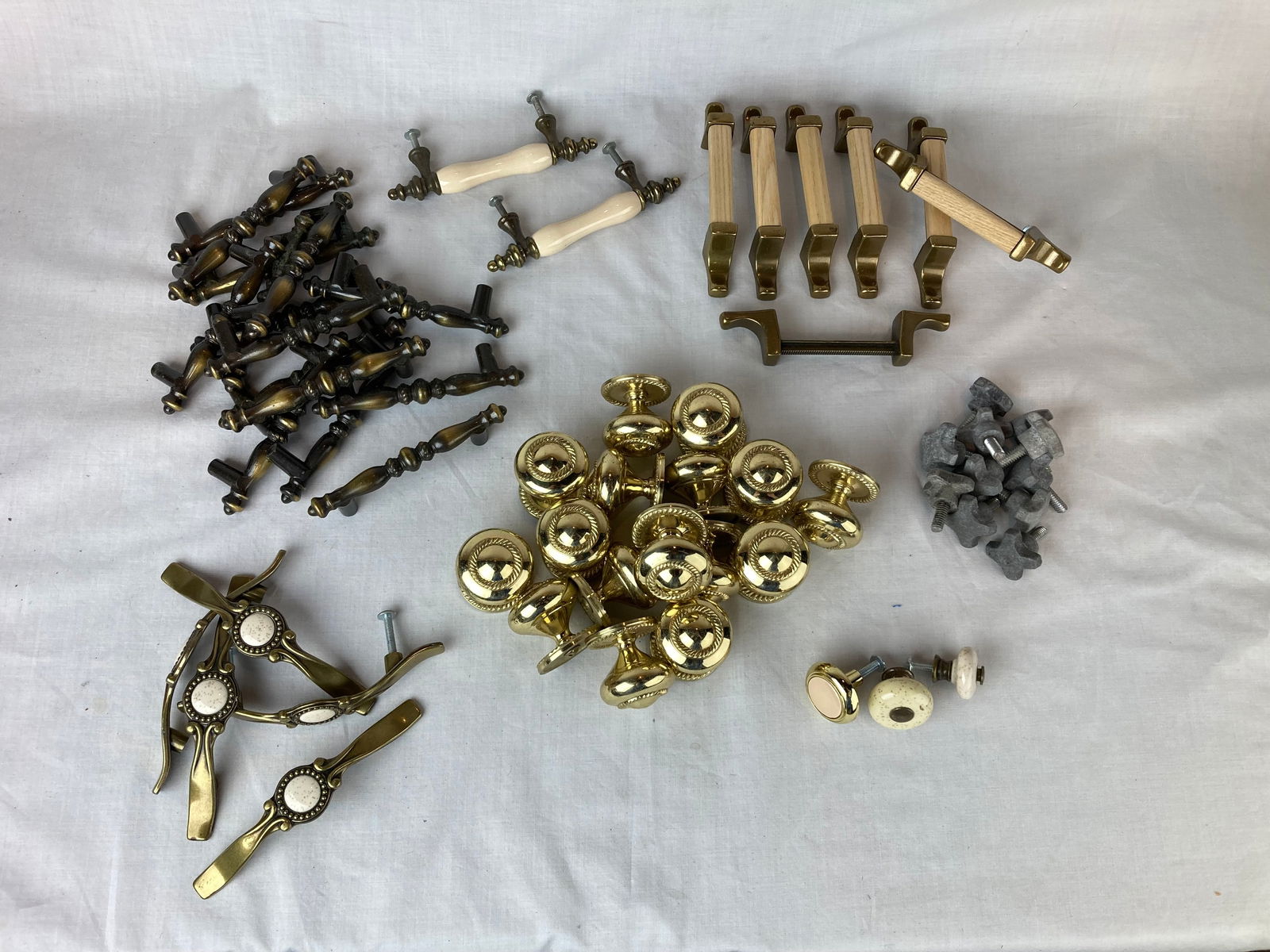 Assorted drawer pulls and knobs, various materials (1 of 1)