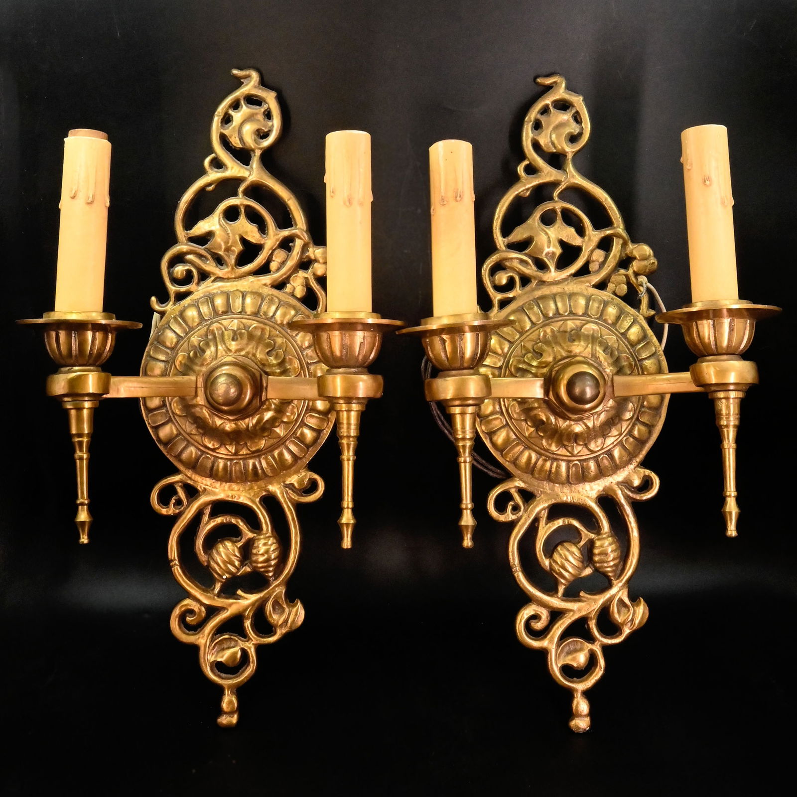 Pair of cast brass leaf and vine 2 candle sconces (1 of 2)
