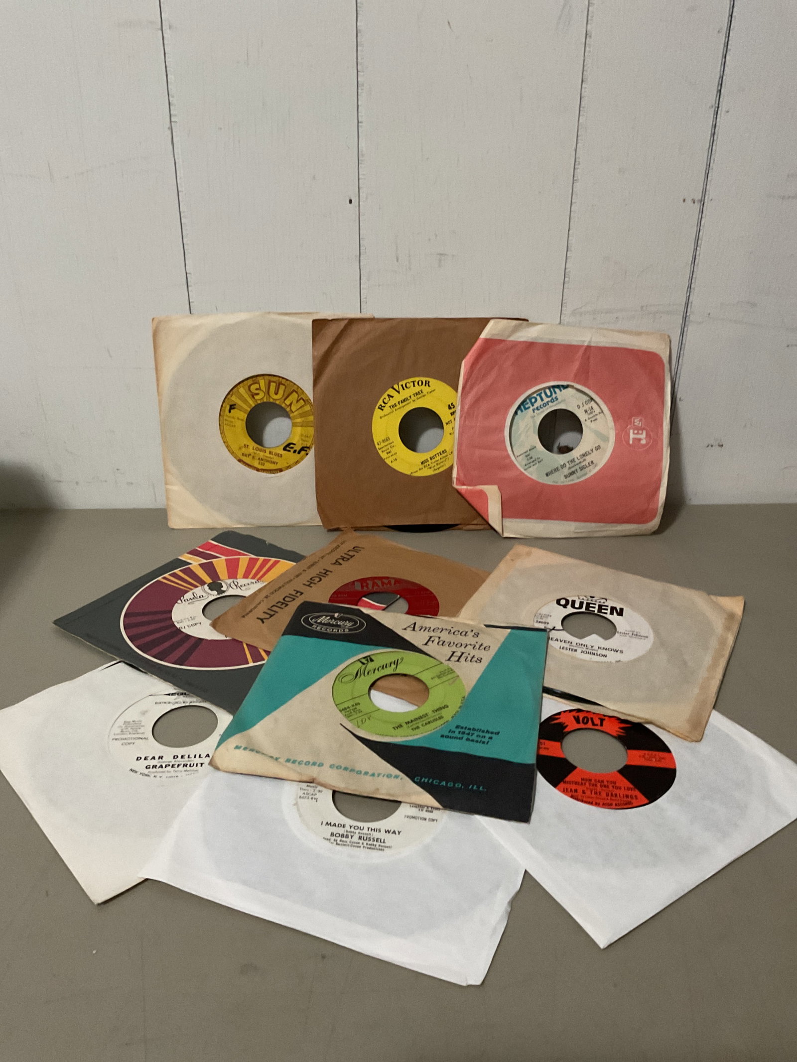 Lot of 45 rpm vinyl records: Mixed genre Most are VG to EX condition All play Nothing is in poor condition Most came from a old radio station