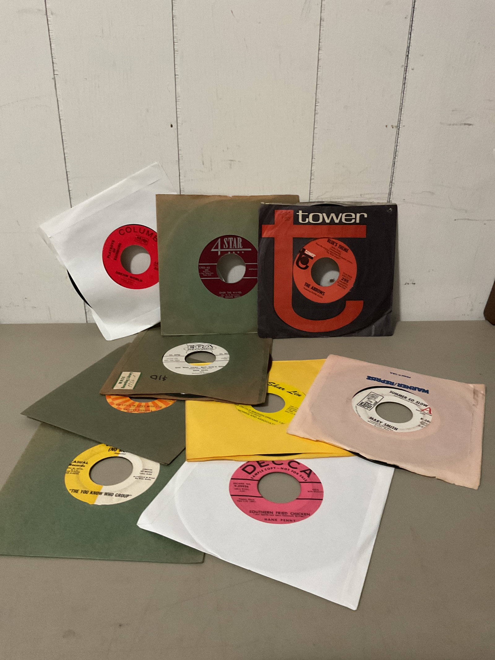 Lot of 45 rpm vinyl records: Mixed genre Most are VG to EX condition All play Nothing is in poor condition Most came from a old radio station
