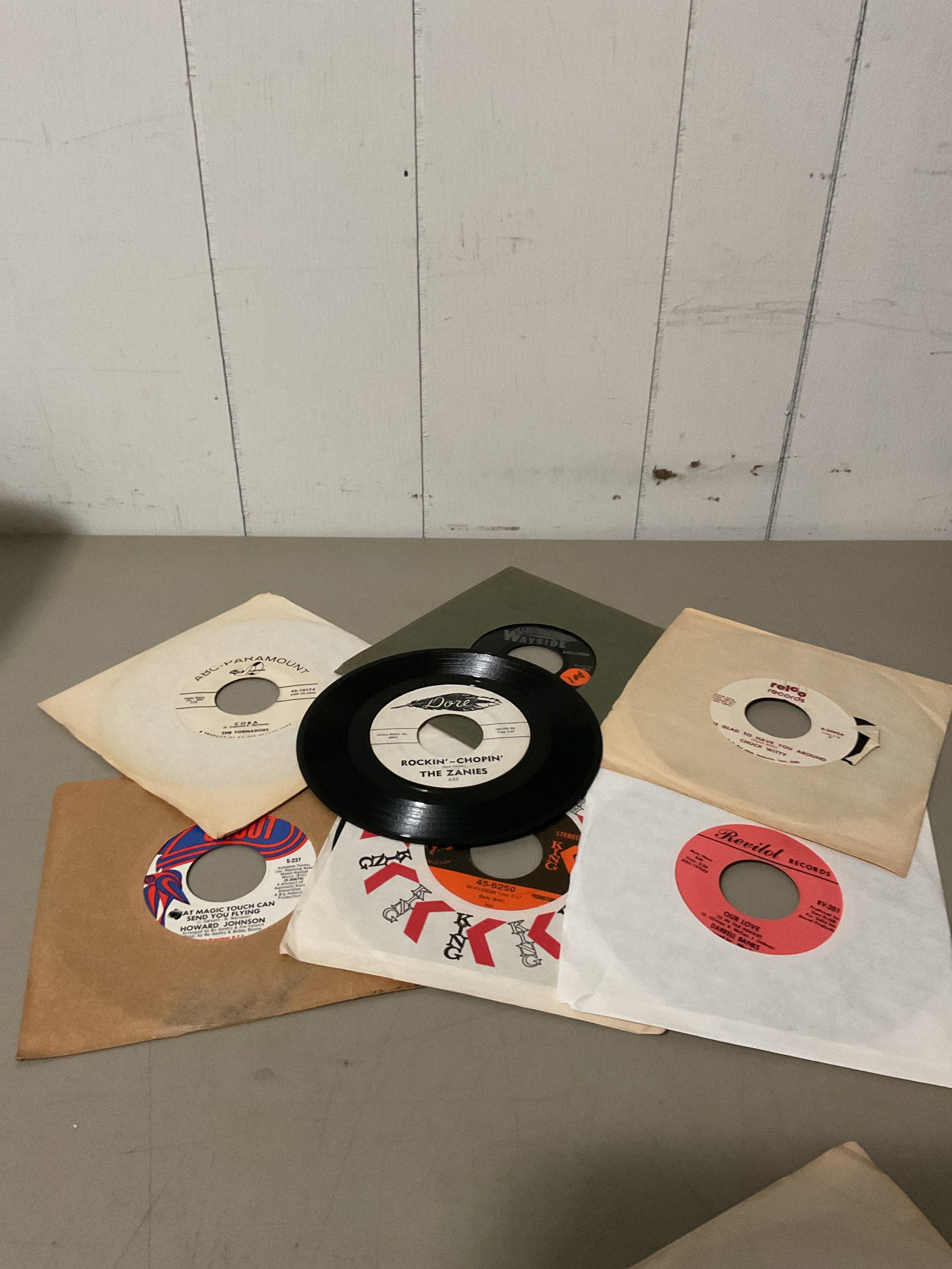Lot of 45 rpm vinyl records: Mixed genre Most are VG to EX condition All play Nothing is in poor condition Most came from a old radio station