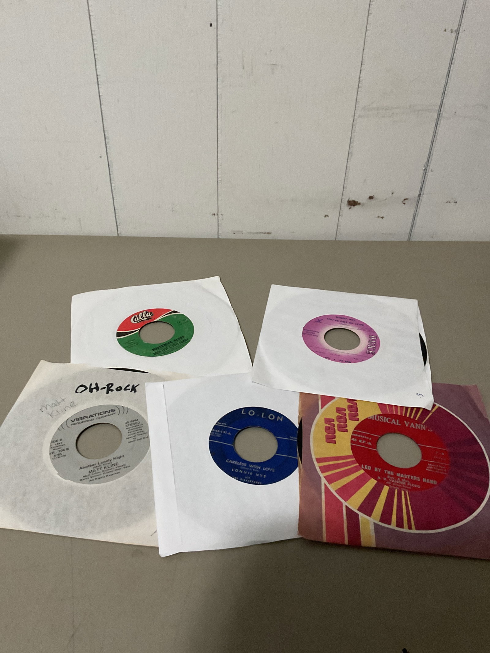Lot of 45 rpm vinyl records: Mixed genre Most are VG to EX condition All play Nothing is in poor condition Most came from a old radio station