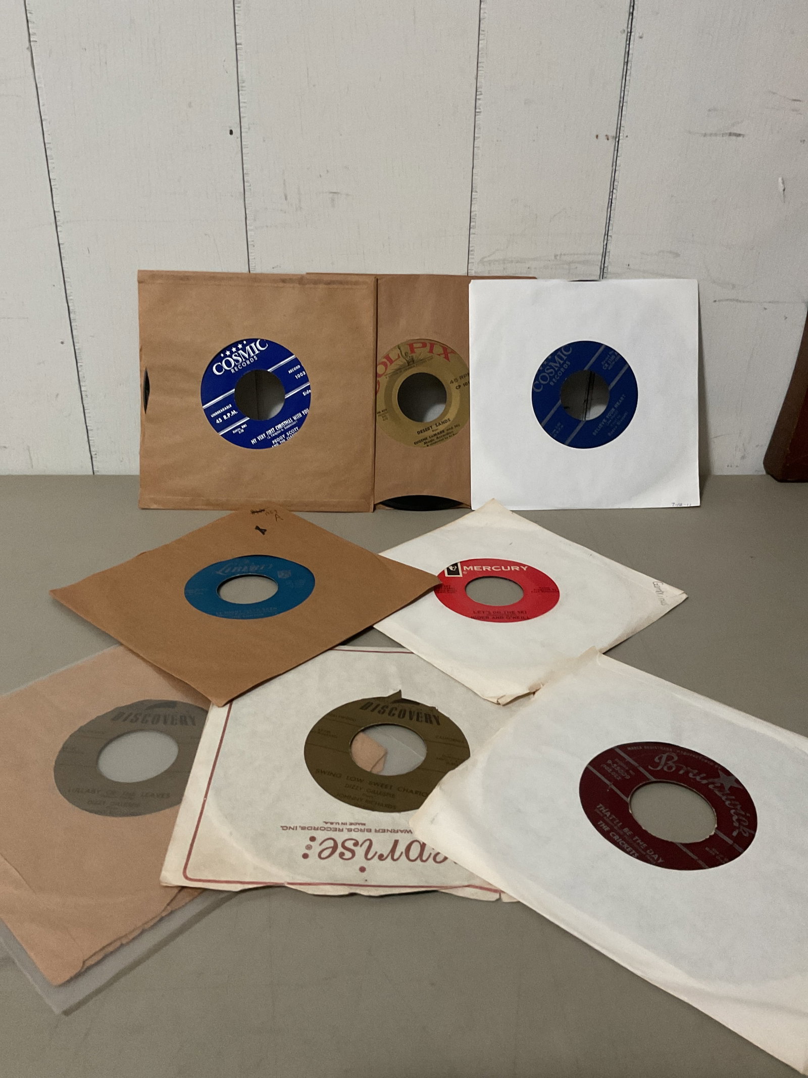 Lot of 45 rpm vinyl records: Mixed genre Most are VG to EX condition All play Nothing is in poor condition Most came from a old radio station