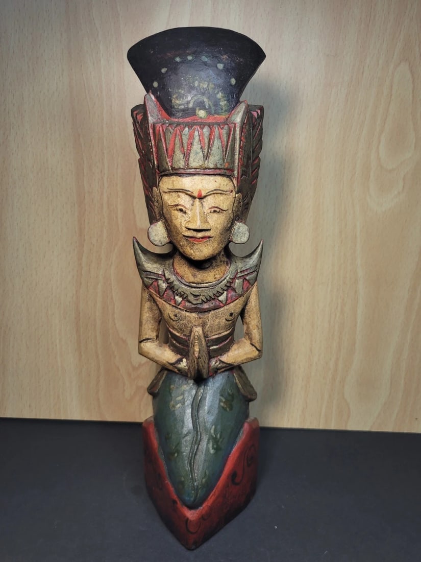 VINTAGE HAND CARVED / HAND PAINTED WOOD THAILAND DANCER FIGURINE STATUE: VINTAGE HAND CARVED / HAND PAINTED WOOD THAILAND DANCER FIGURINE STATUE. Approximately 9 inches tall