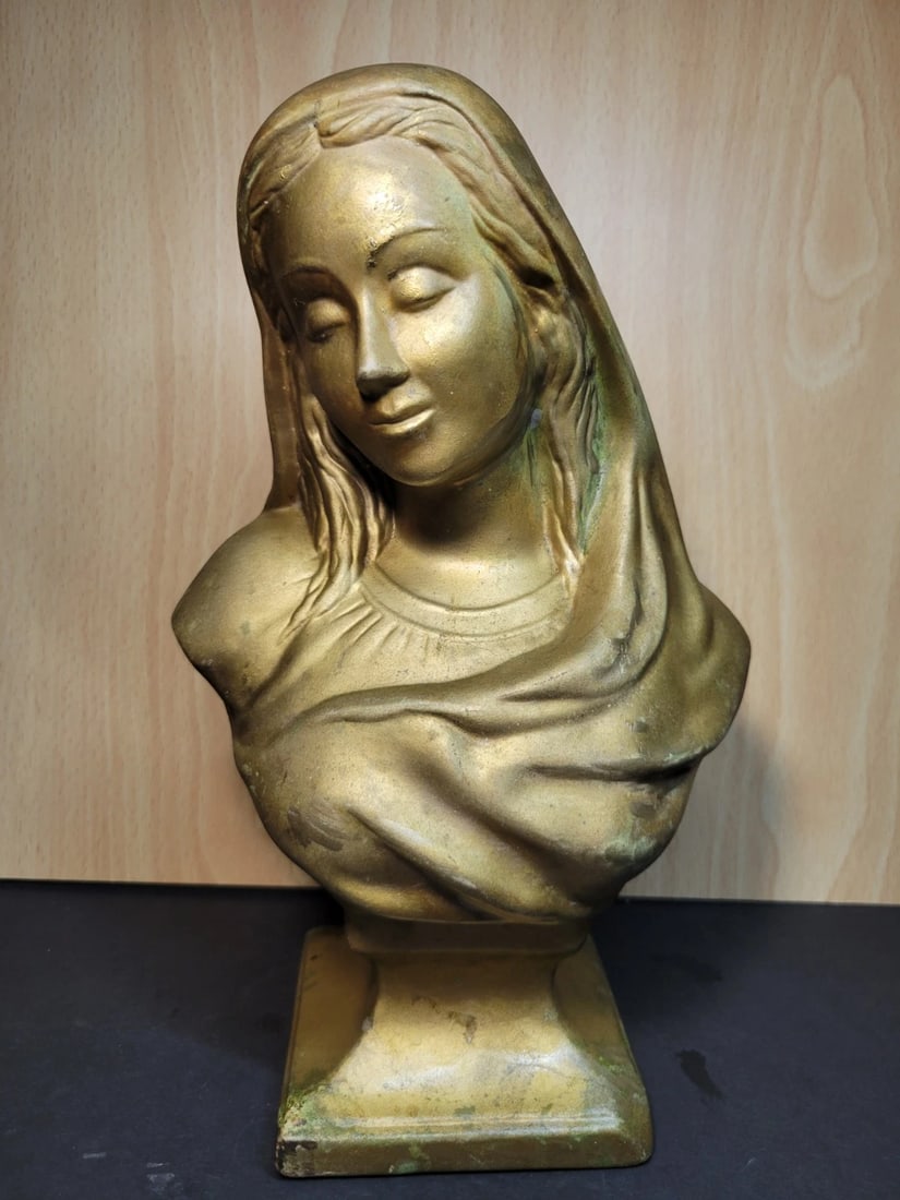 Vintage Chalkware USA Made Bust Of Virgin Mary: Vintage Chalkware USA Made Bust Of Virgin Mary. Paint is worn as pictured. Approximately 9 inches tall