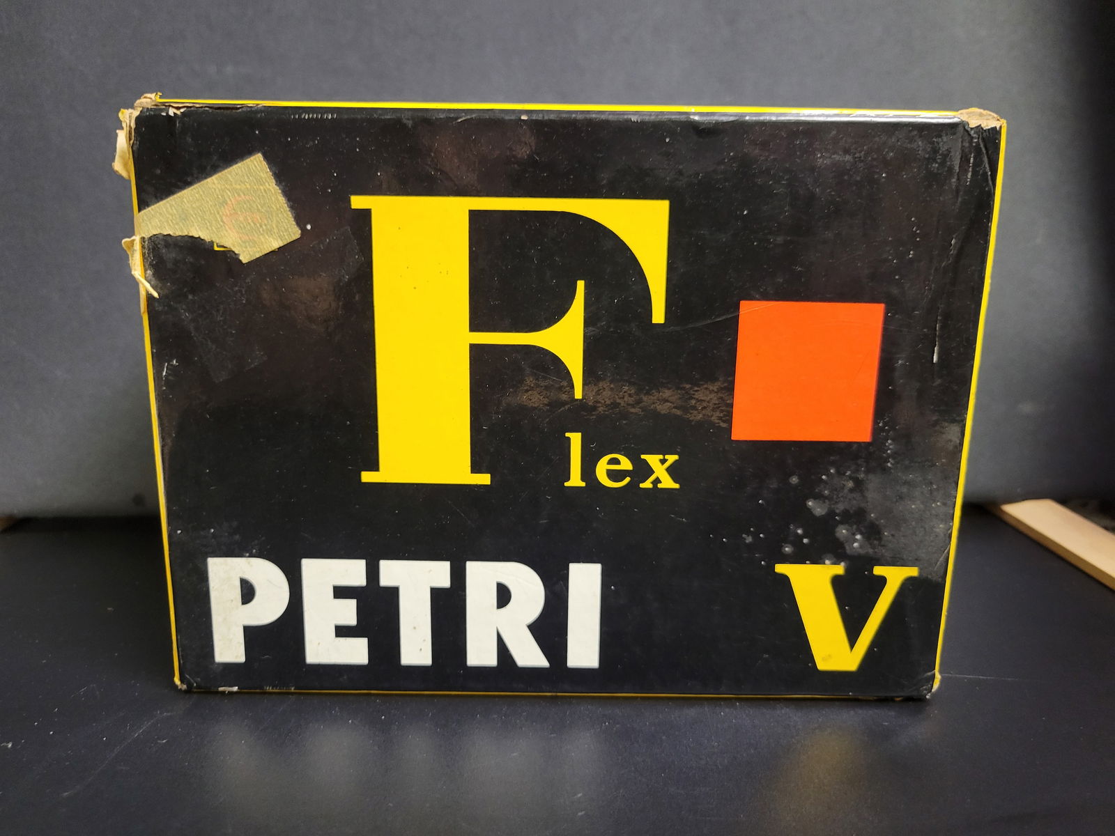 Vintage Petri Camera In Box: Not sure on working order