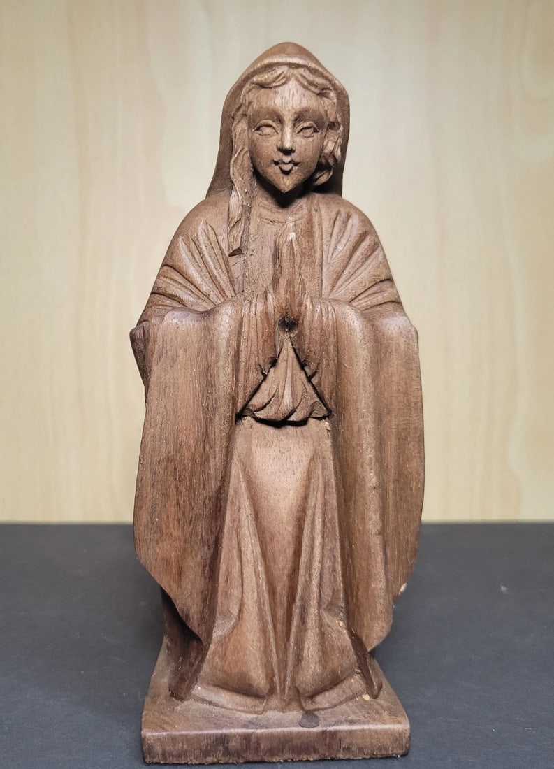 Vintage Hand Carved Wooden Virgin Mary Statue Folk Art: Vintage Hand Carved Wooden Virgin Mary Statue Folk Art. Approximately 6 inches tall