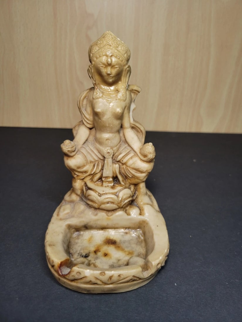 Vintage Chinese Carved Resin statue of the Buddhist goddess Guanyin Kwan Yin: Approximately 6 inches tall