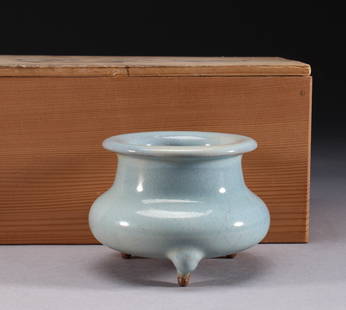 Blue glaze tripod furnace before Ming dynasty: Height: 6.5cm, width: 10cm, weight: 239g