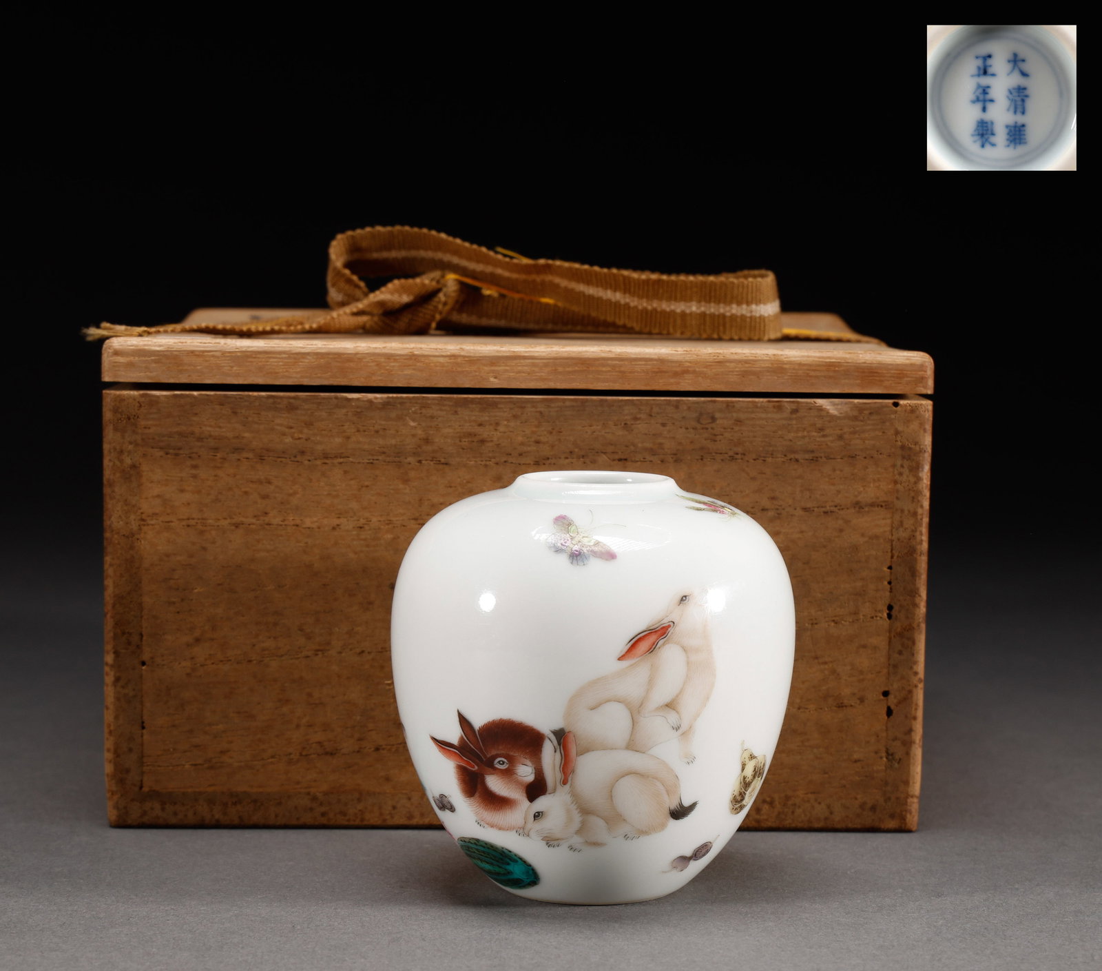 Qing Dynasty powder enamel jar with animal print (1 of 7)