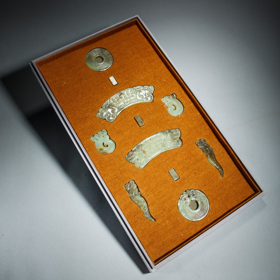 A set of Qing Dynasty antique jade pendants: Length: 12.3cm, width: 4.3cm, weight: 300g