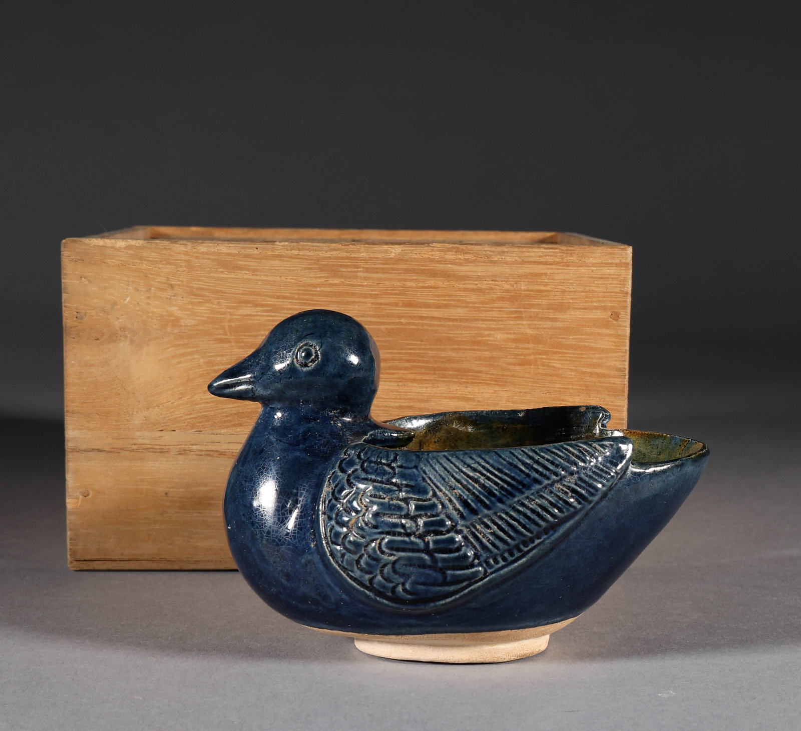Yuan Dynasty monochrome glazed duck shaped wash: Height: 6cm, width: 12cm, weight: 171g