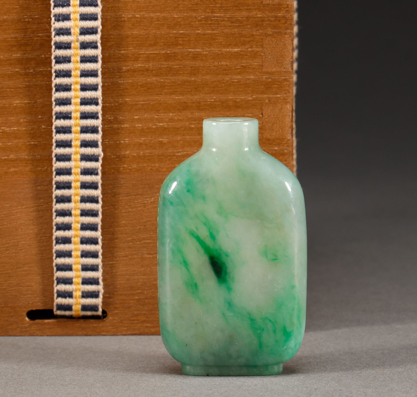 Jade snuff bottles from the Qing Dynasty (1 of 7)