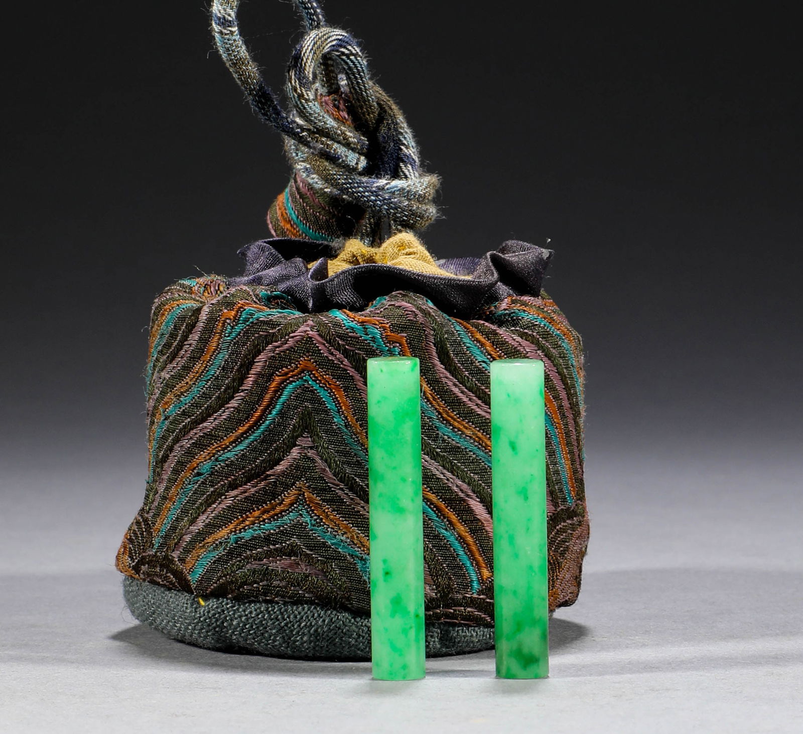 In the Qing Dynasty, jade earrings (1 of 4)