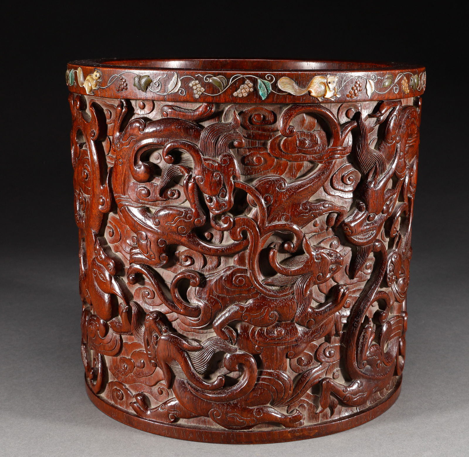 A pen holder made of yellow rosewood with a chi dragon inlaid with gemstones from the Qing Dynasty: Height: 21cm, width: 24cm, weight: 2741g