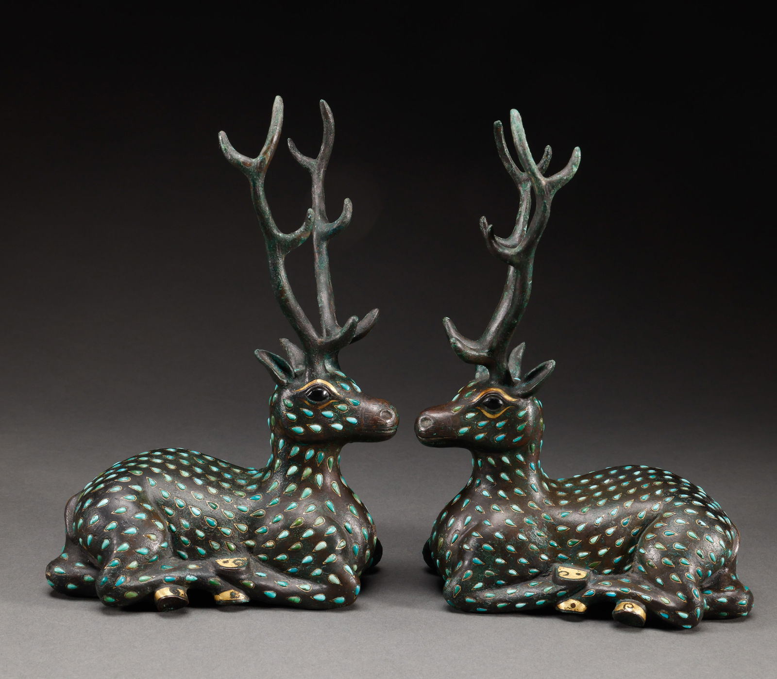 A pair of gold and silver deer made of copper before the Ming Dynasty (1 of 8)