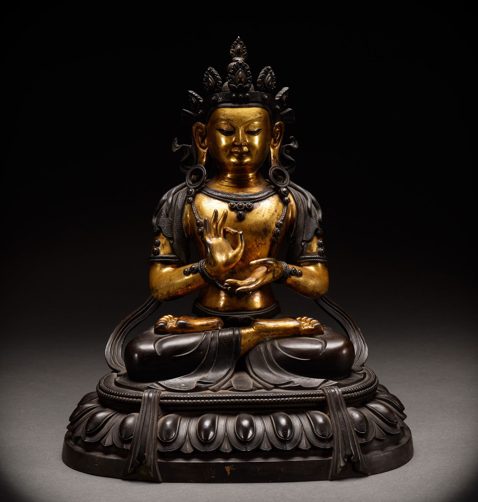 Bronze gilded Guanyin statue from the Qing Dynasty: Height: 42cm, Width: 33cm, Weight: 12663g