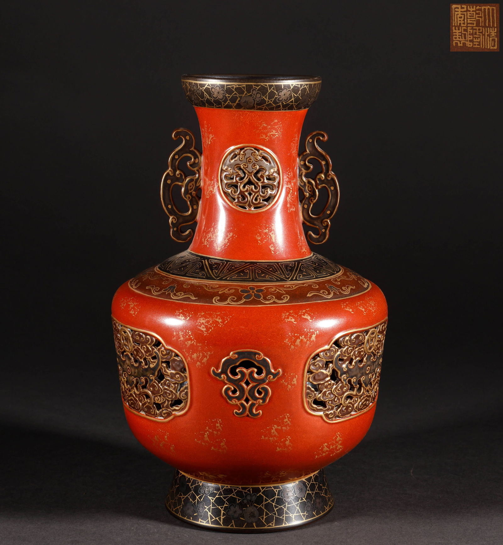 Qing Dynasty antique bronze glazed gold carved hollow double ear vase: Height: 22cm, Width: 13.5cm, Weight: 782g