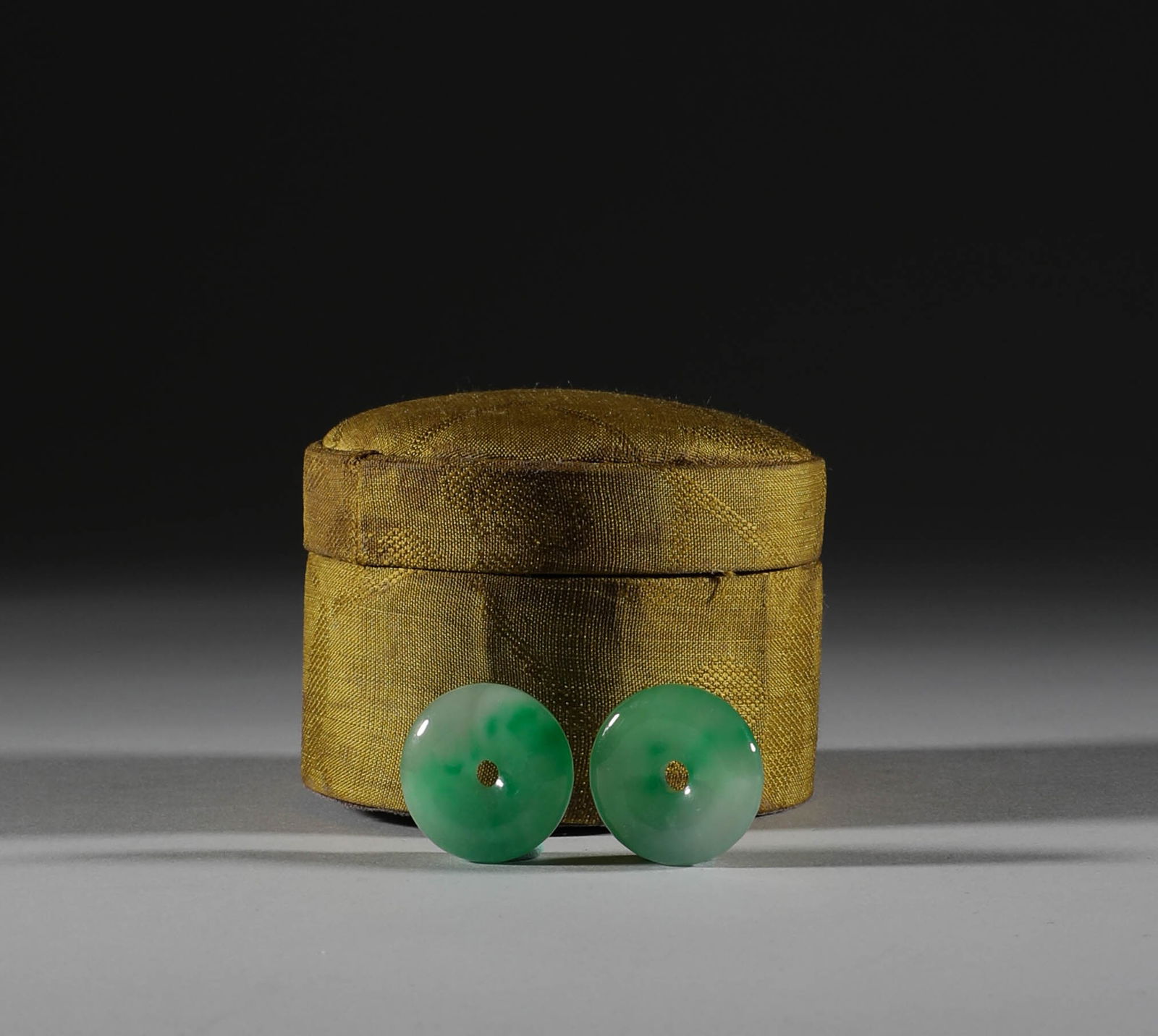 In the Qing Dynasty, there was a pair of jade safety buckles: Diameter: 2.4cm, weight: 15g