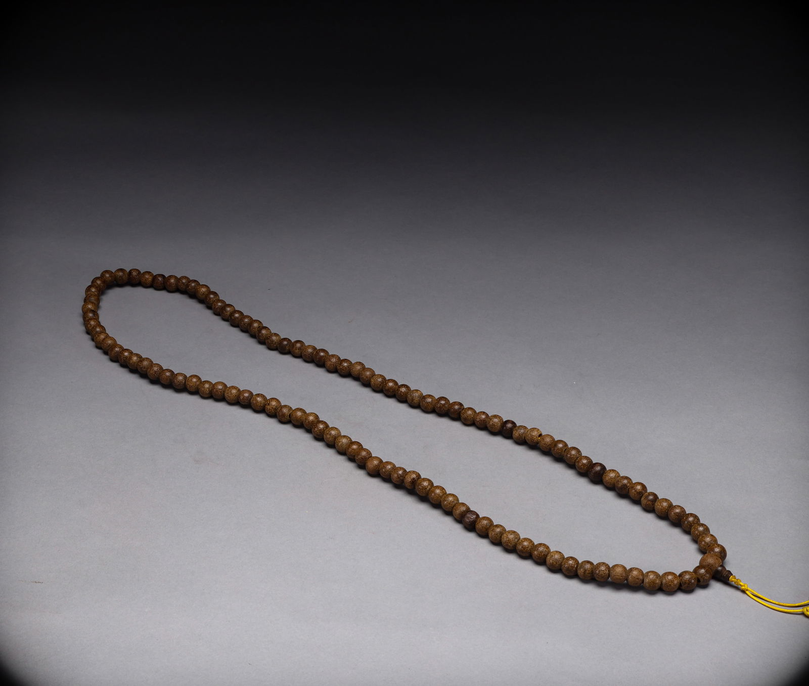 Qing Dynasty Qinan agarwood morning pearl: Diameter: 1.4cm, Weight: 100g